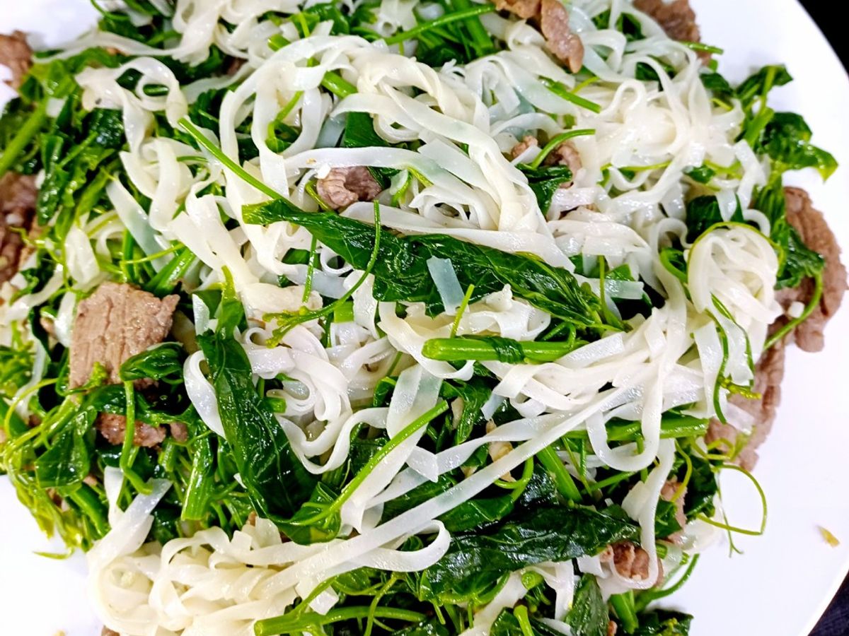 Phở (bánh đa) xào rau bò khai, thịt bò