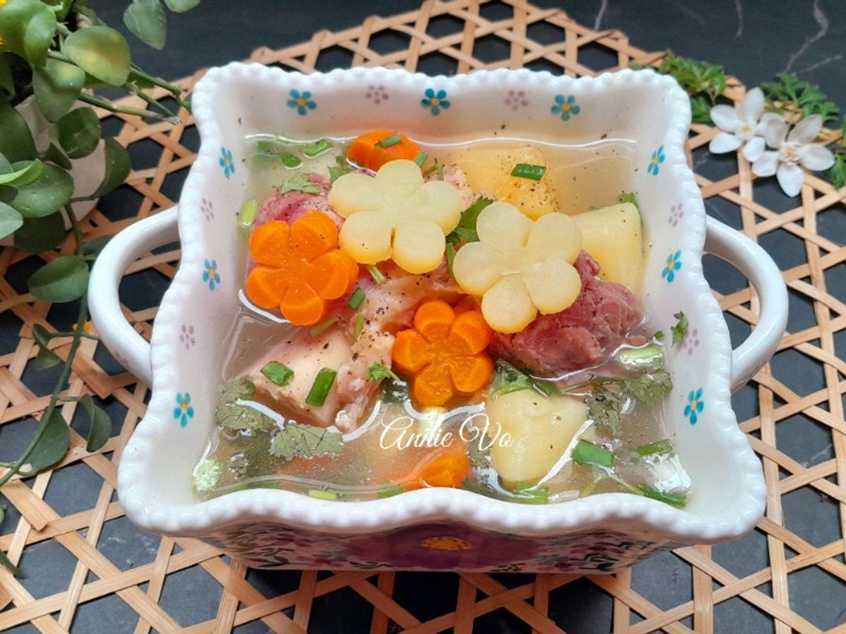 Canh khoai tây cà rốt nấu xương heo