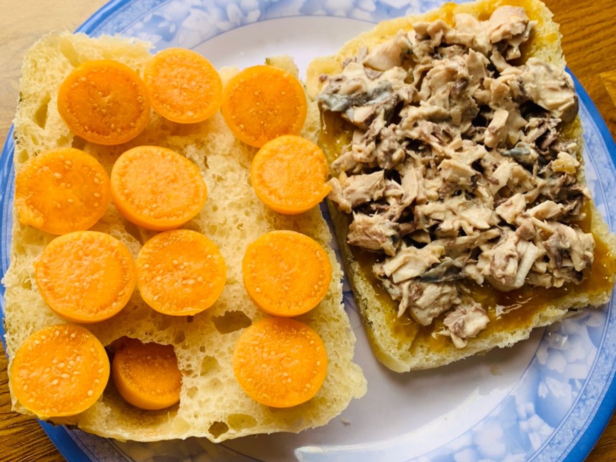Bánh mì ciabatta kẹp cá ngừ bò sốt mayonnaise và quả tầm bóp (thù lù)