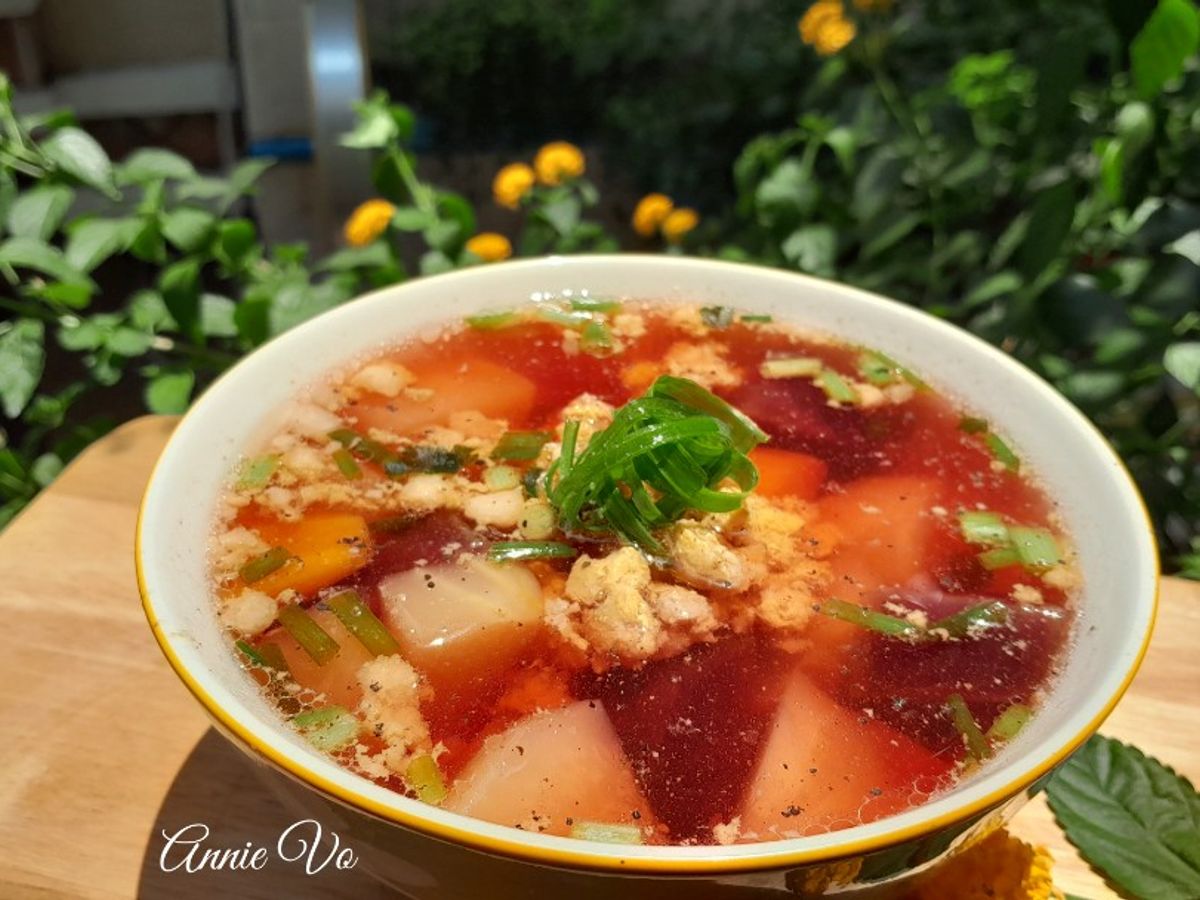 Món canh với các loại củ và thịt xay