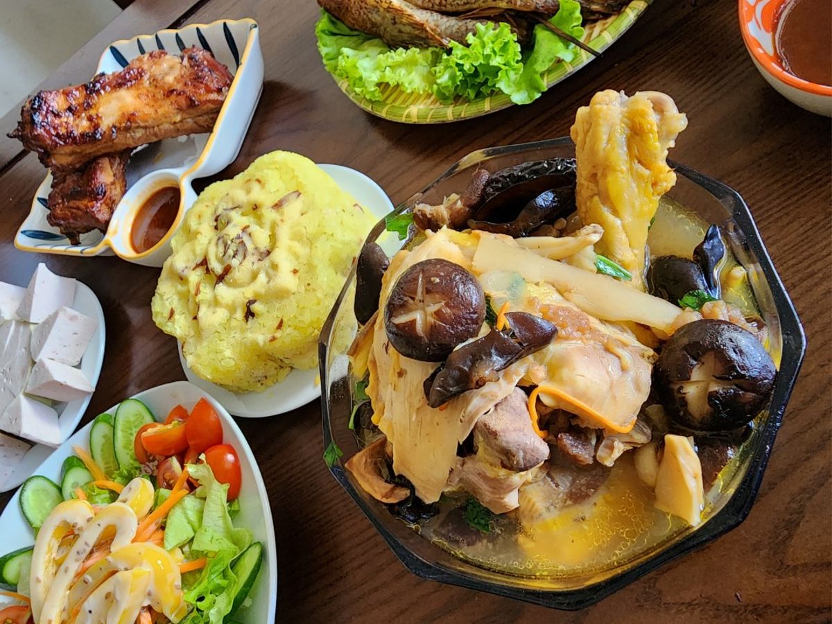 Canh gà hầm nấm