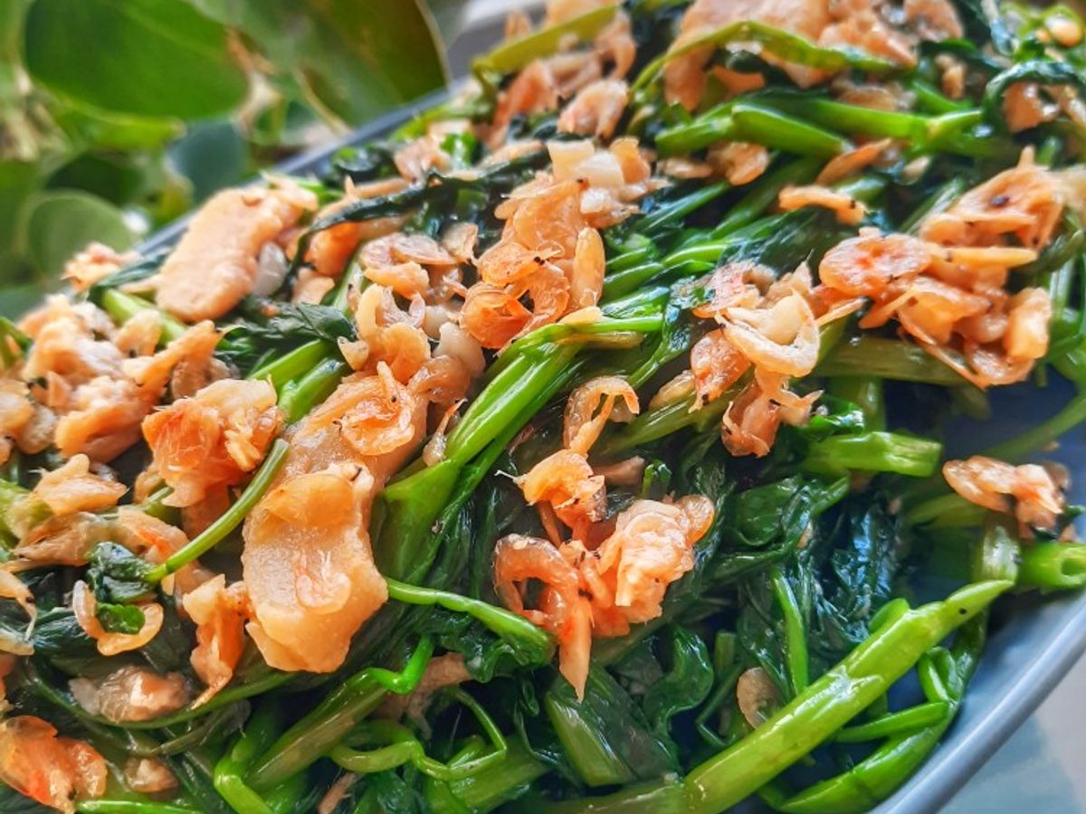 Rau muống xào tép biển (con moi, con ruốc)