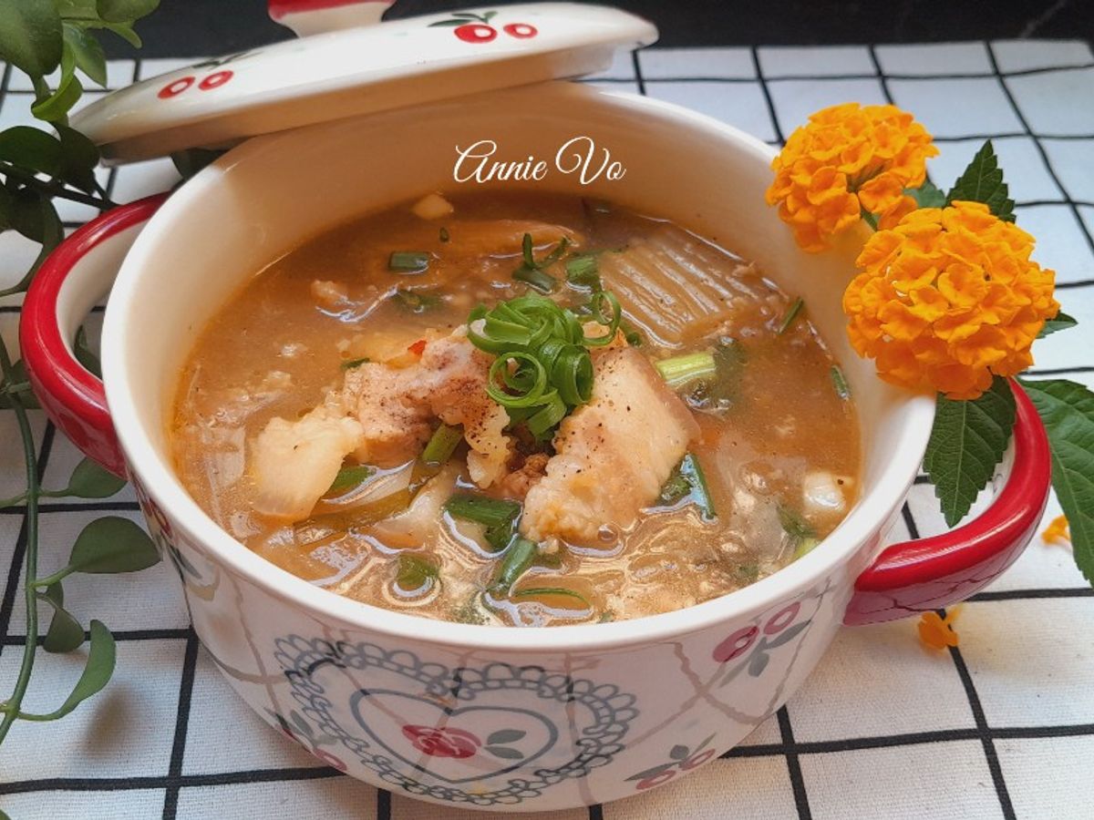 Canh kim chi nấu thịt ba rọi