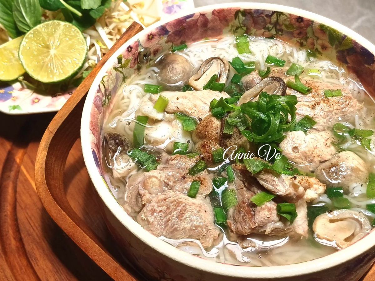 Bún sườn sụn nấm rơm
