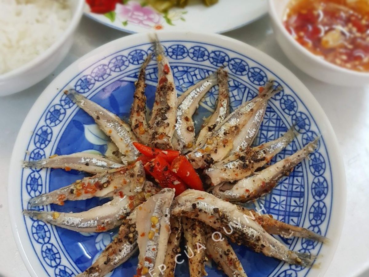 Cá cơm kho cay