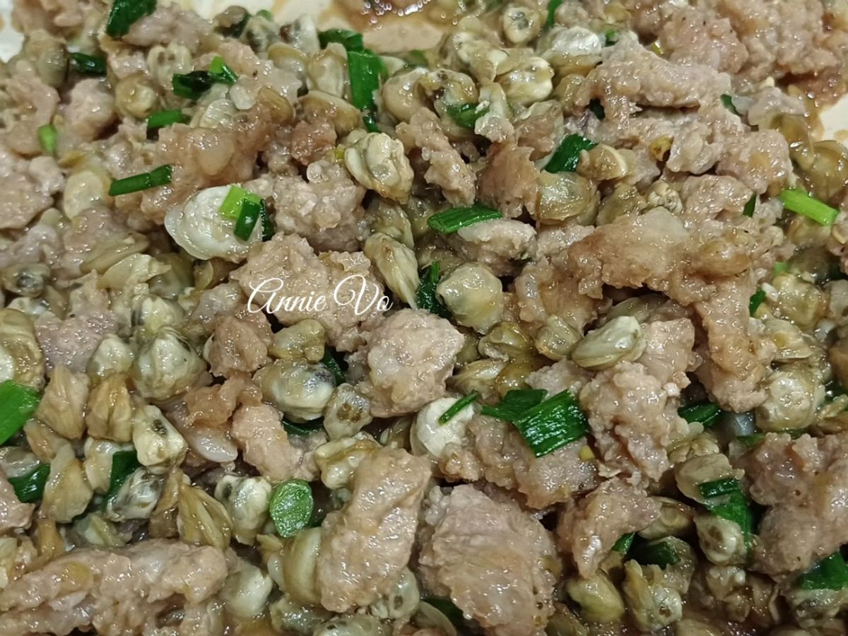 Hến và thịt xay xào mắm ruốc