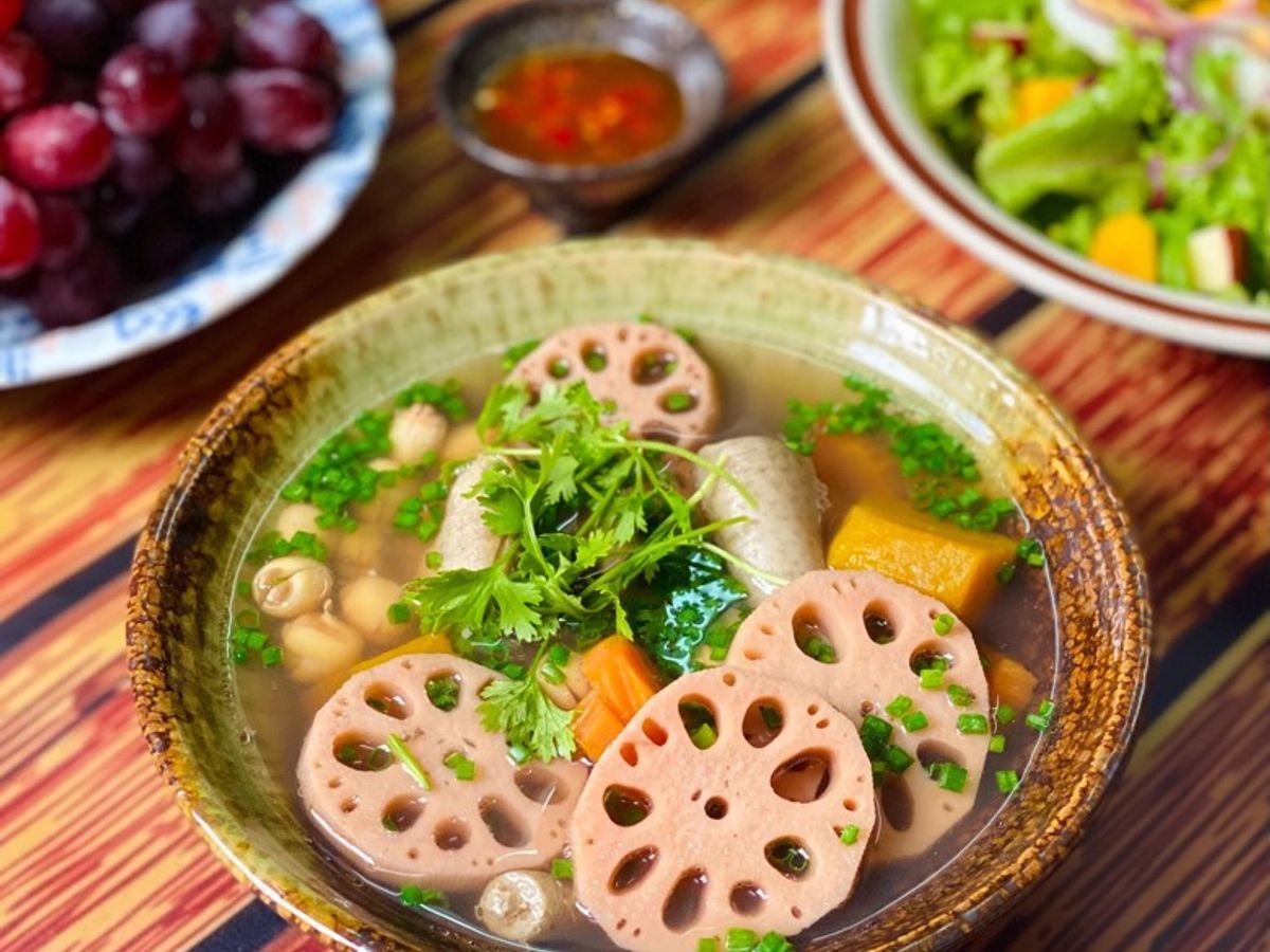 Canh Củ Sen Hầm Đuôi Heo