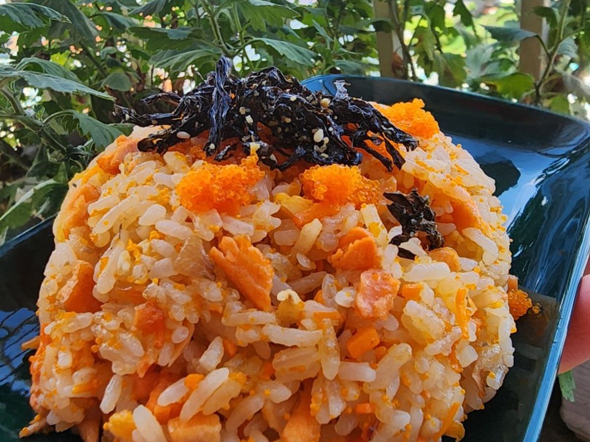 Cơm rang cá hồi, trứng cua, rong biển
