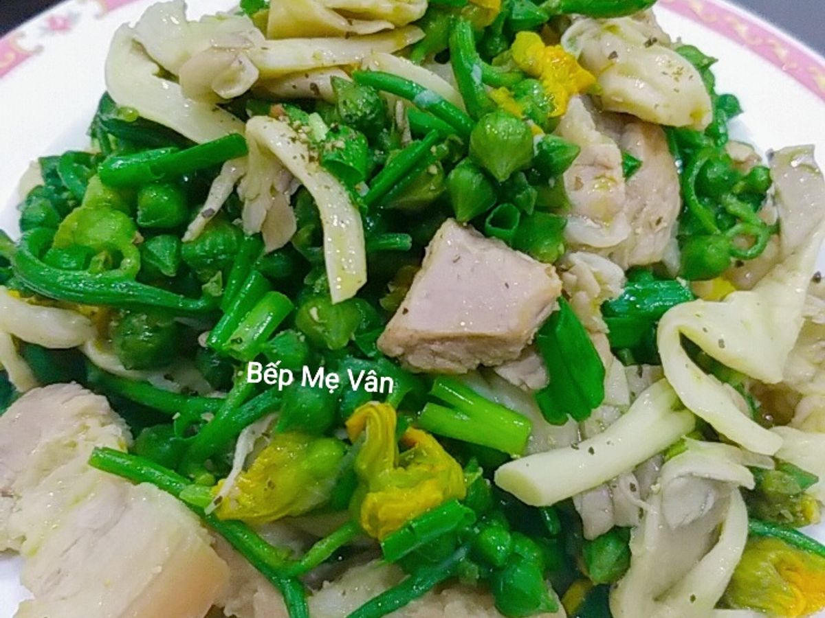 Nụ hoa mướp xào thịt heo và nấm bào ngư
