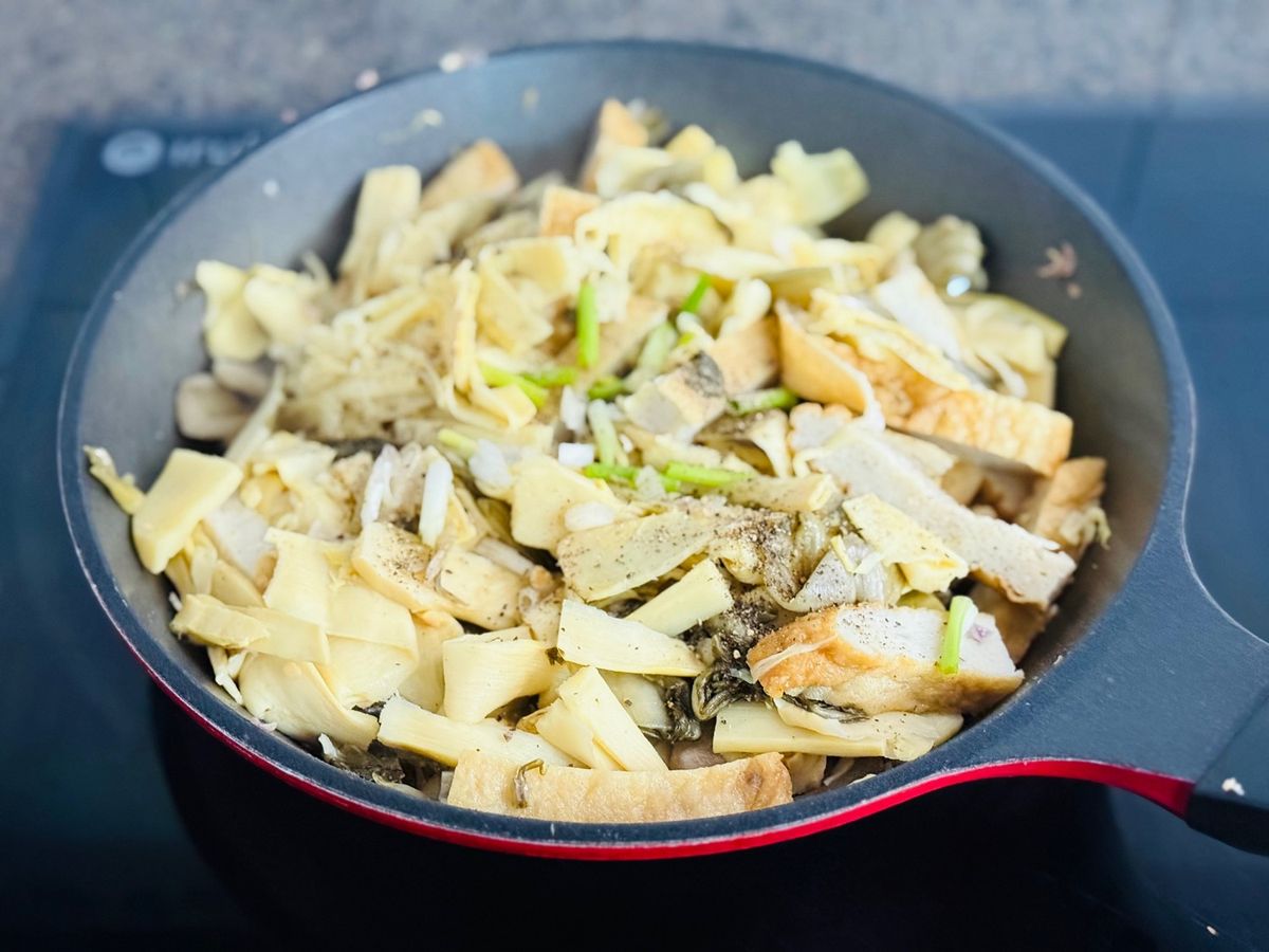 Măng Xào Chả Cá