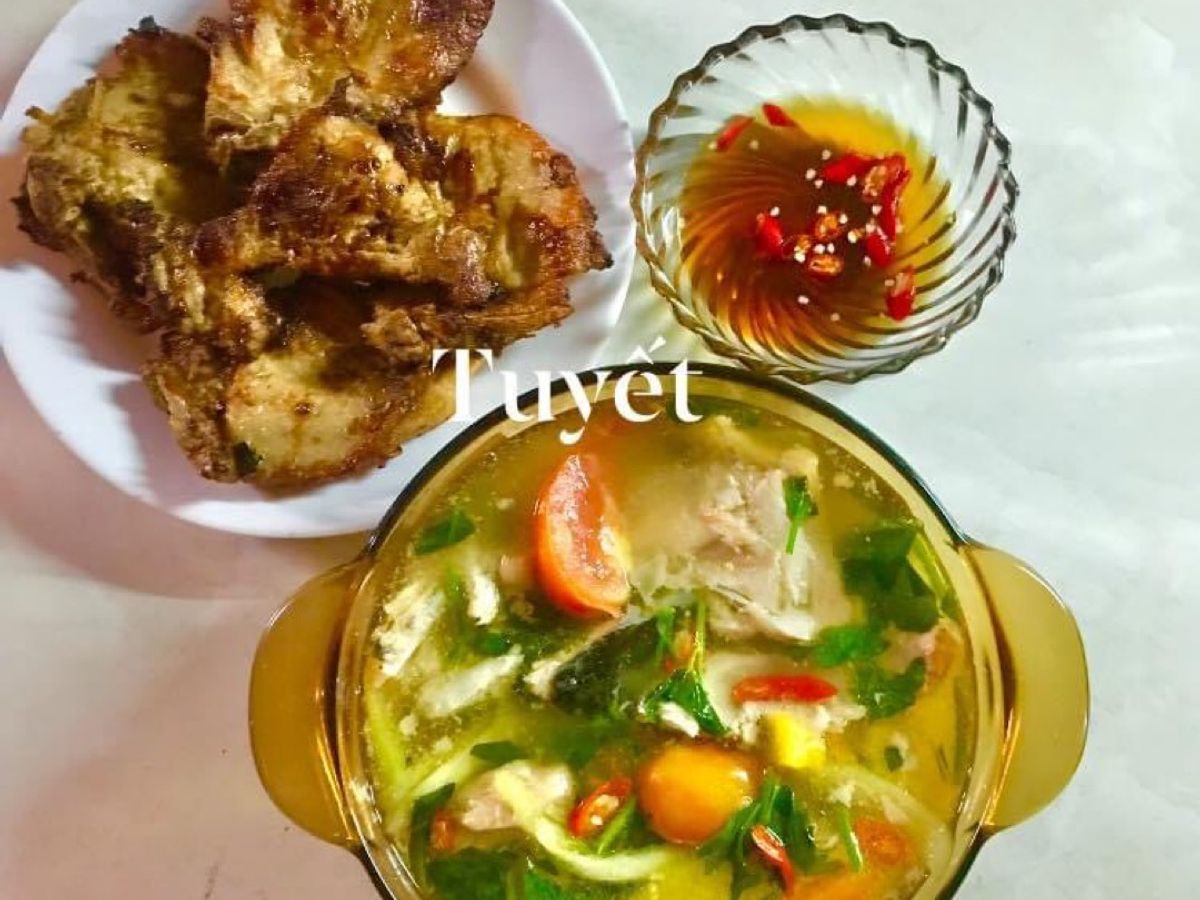 Bữa cơm gia đình: canh chua đầu cá hồi, sườn muối chiên