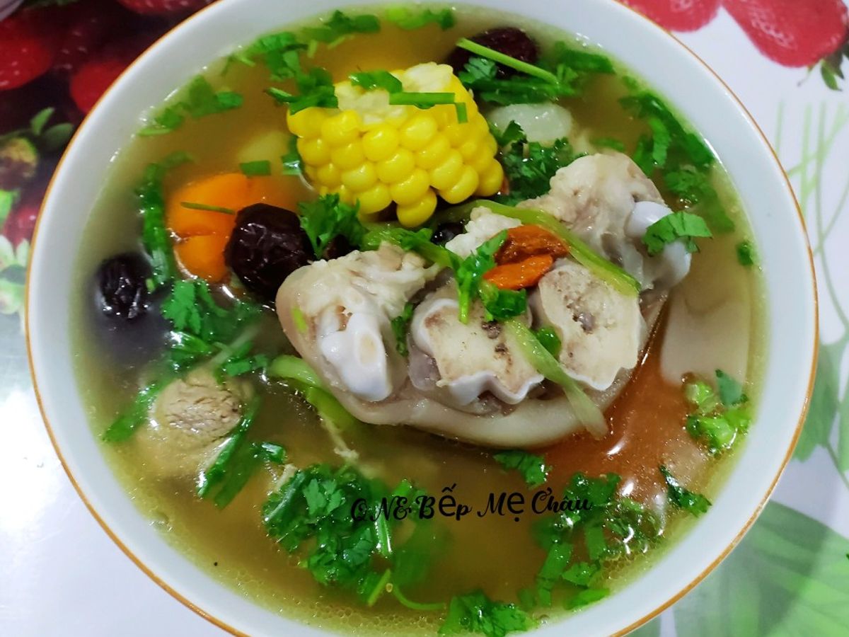Canh giò heo hầm khoai tây cà rốt