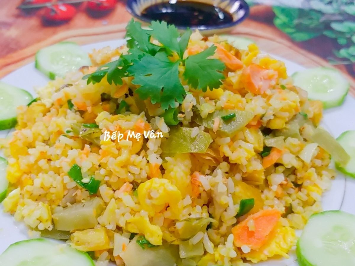 Cơm chiên cá hồi,trứng,cải chua,đậu hủ và tàu hủ ki