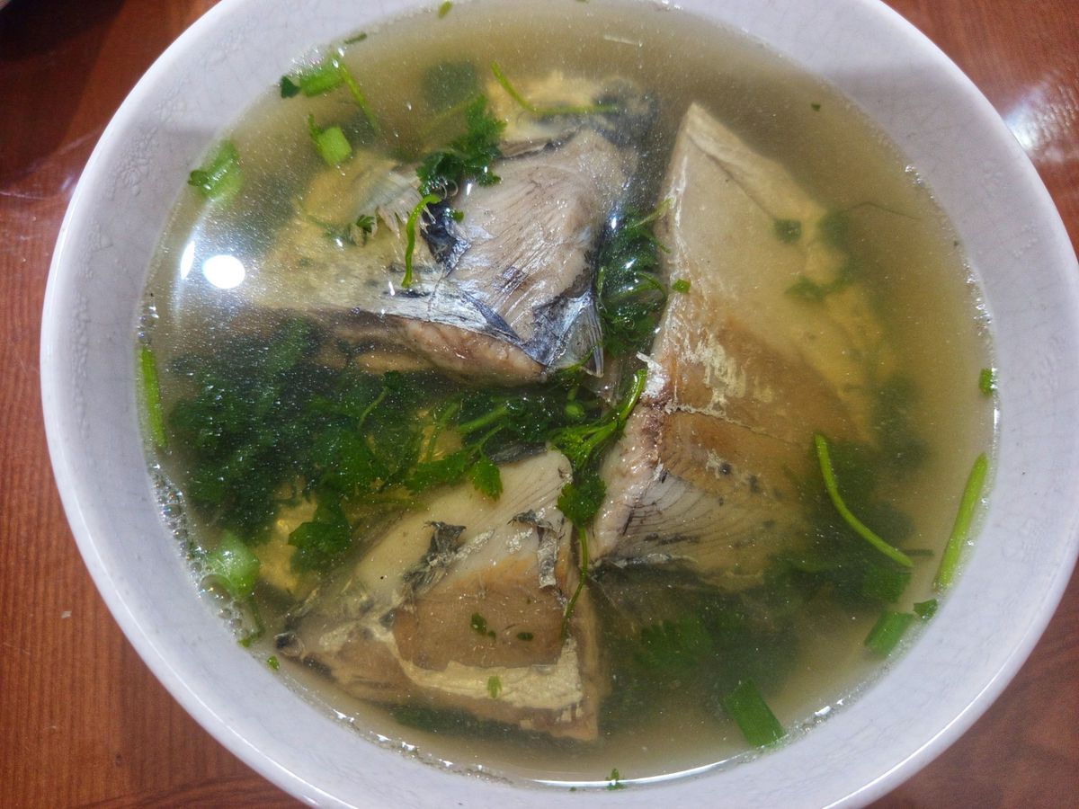 Canh cá liệt nấu ngọt với hành, ngò rí