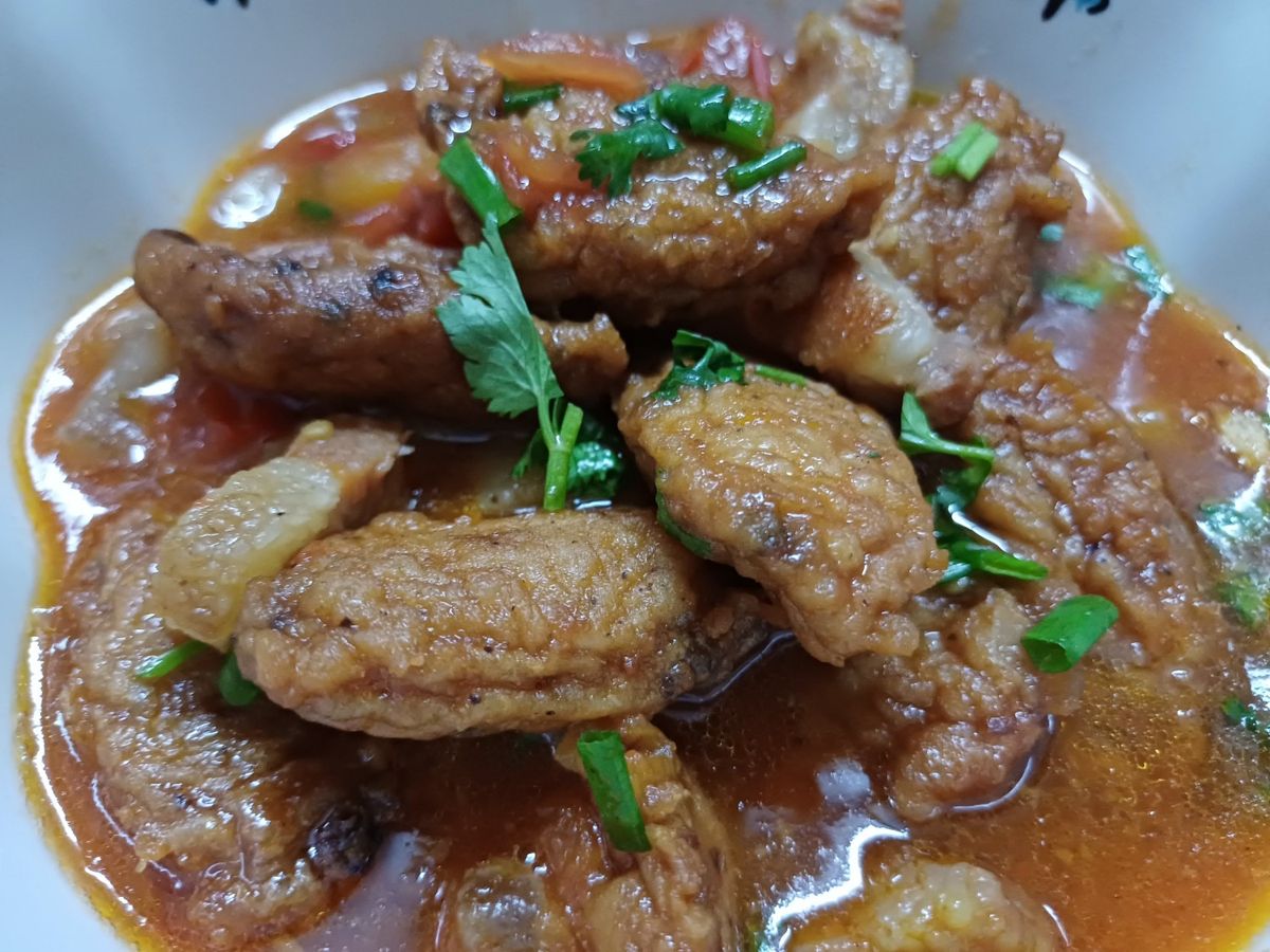 Chả cá, thịt và tóp mỡ sốt cà
