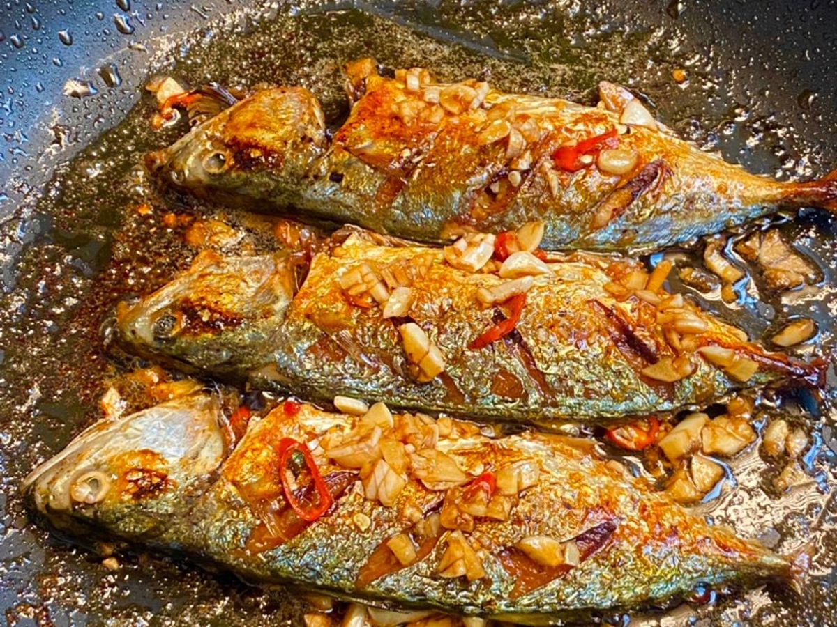 Cá bạc má chiên sốt tỏi ớt