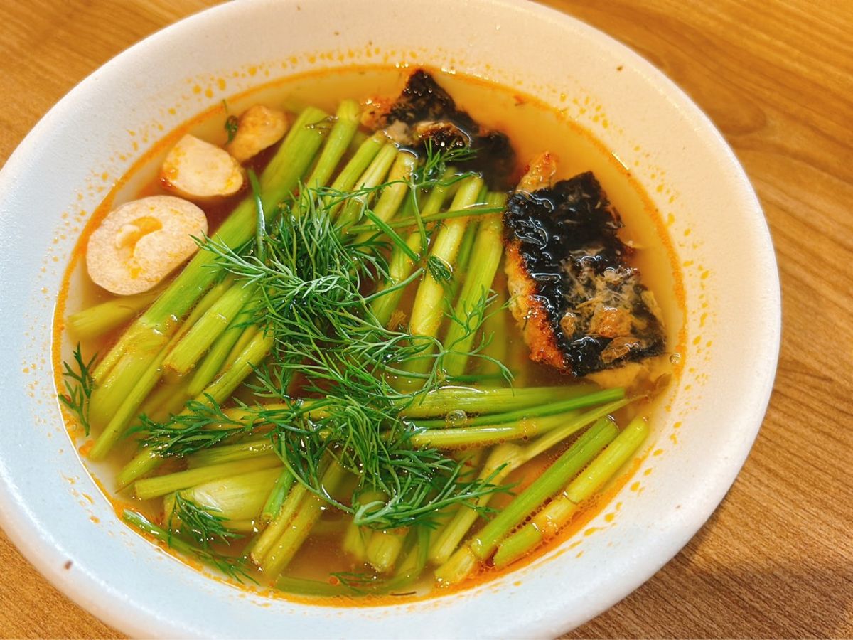 Canh chua mẻ rau cần