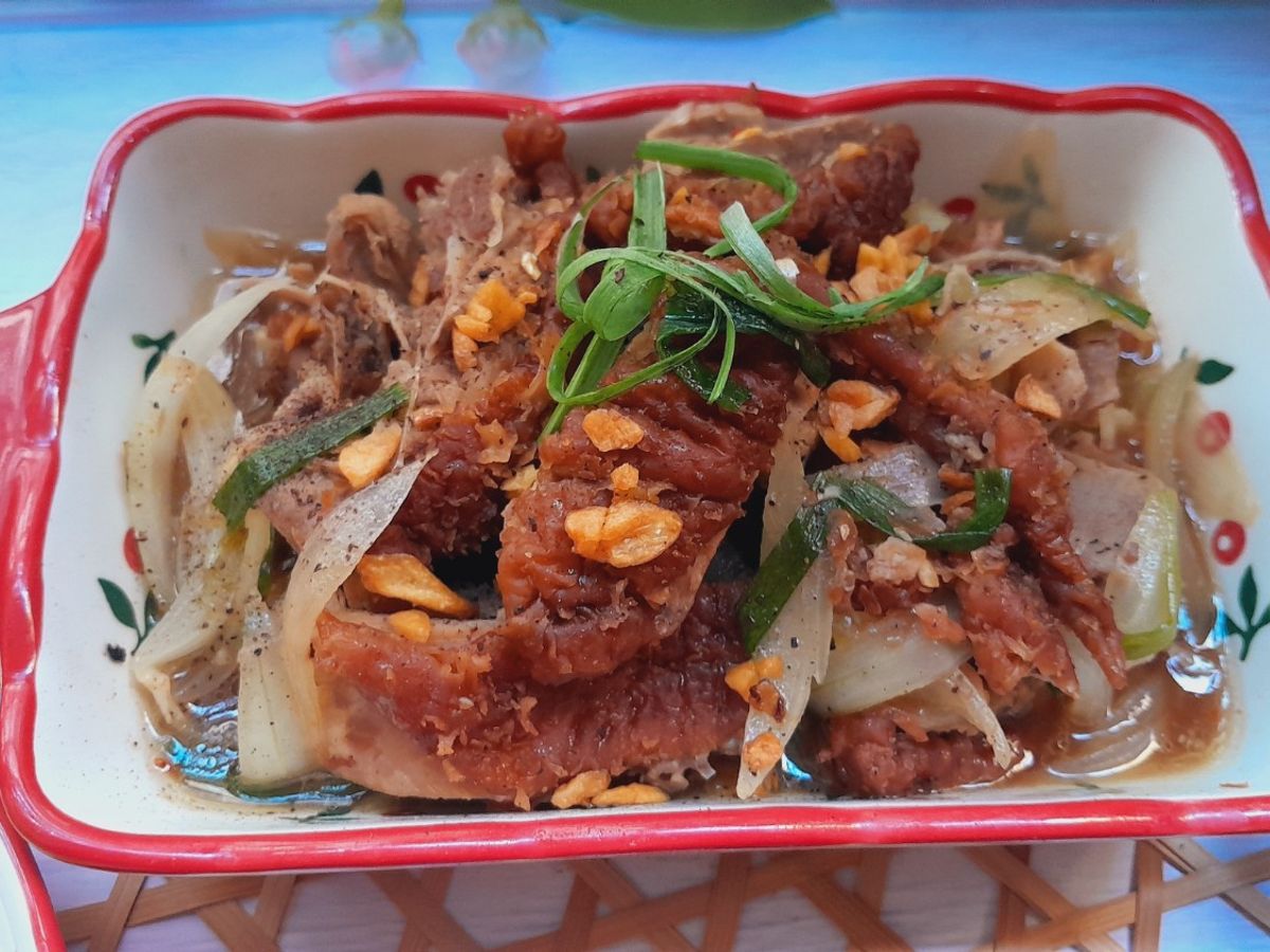 Thịt vịt quay kho hành tây