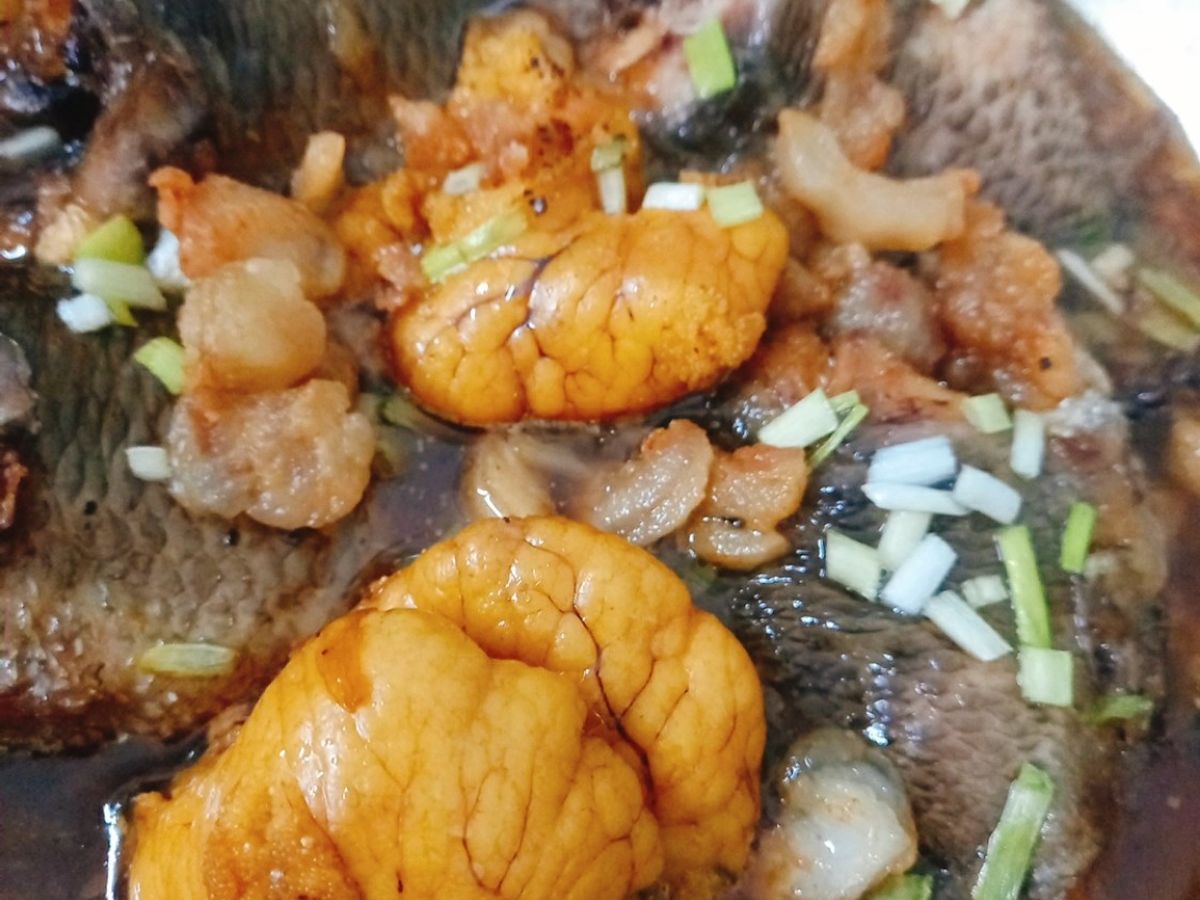 Cá rô kho trứng với tóp mỡ