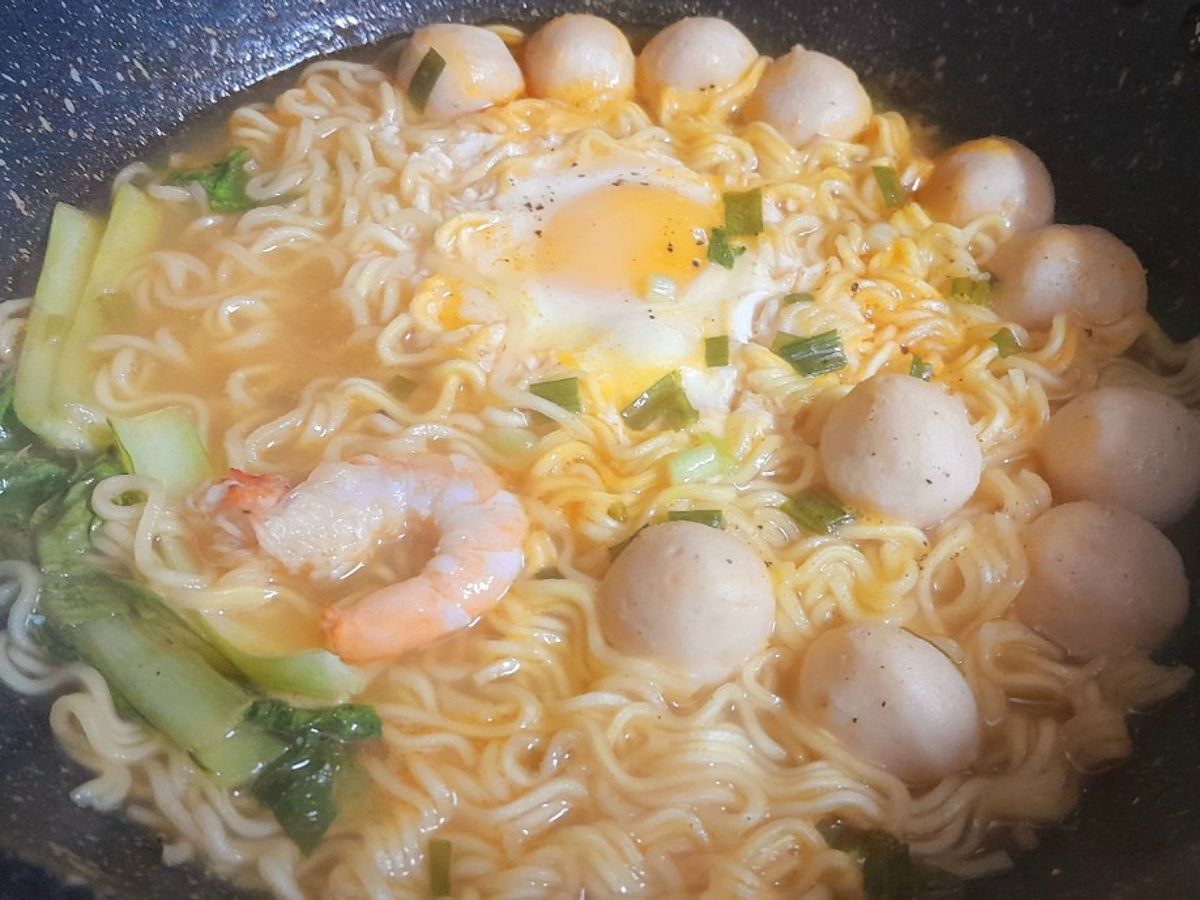 Mì gói nấu tôm trứng