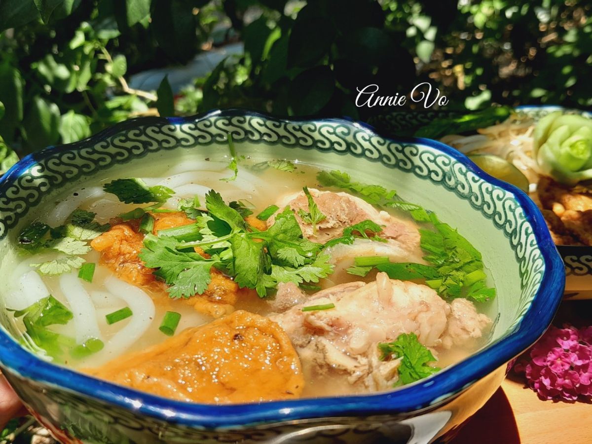 Bánh canh xương sụn chả cá
