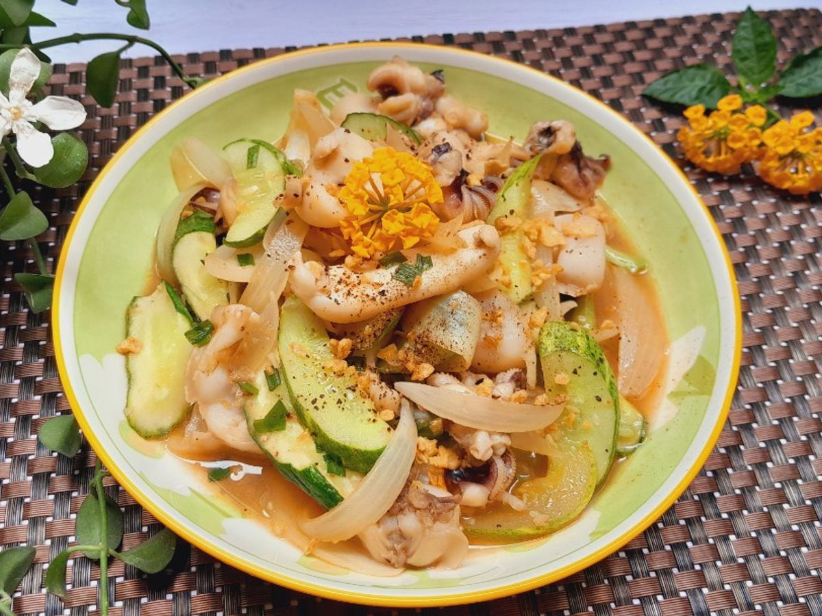 Mực xào dưa leo hành tây