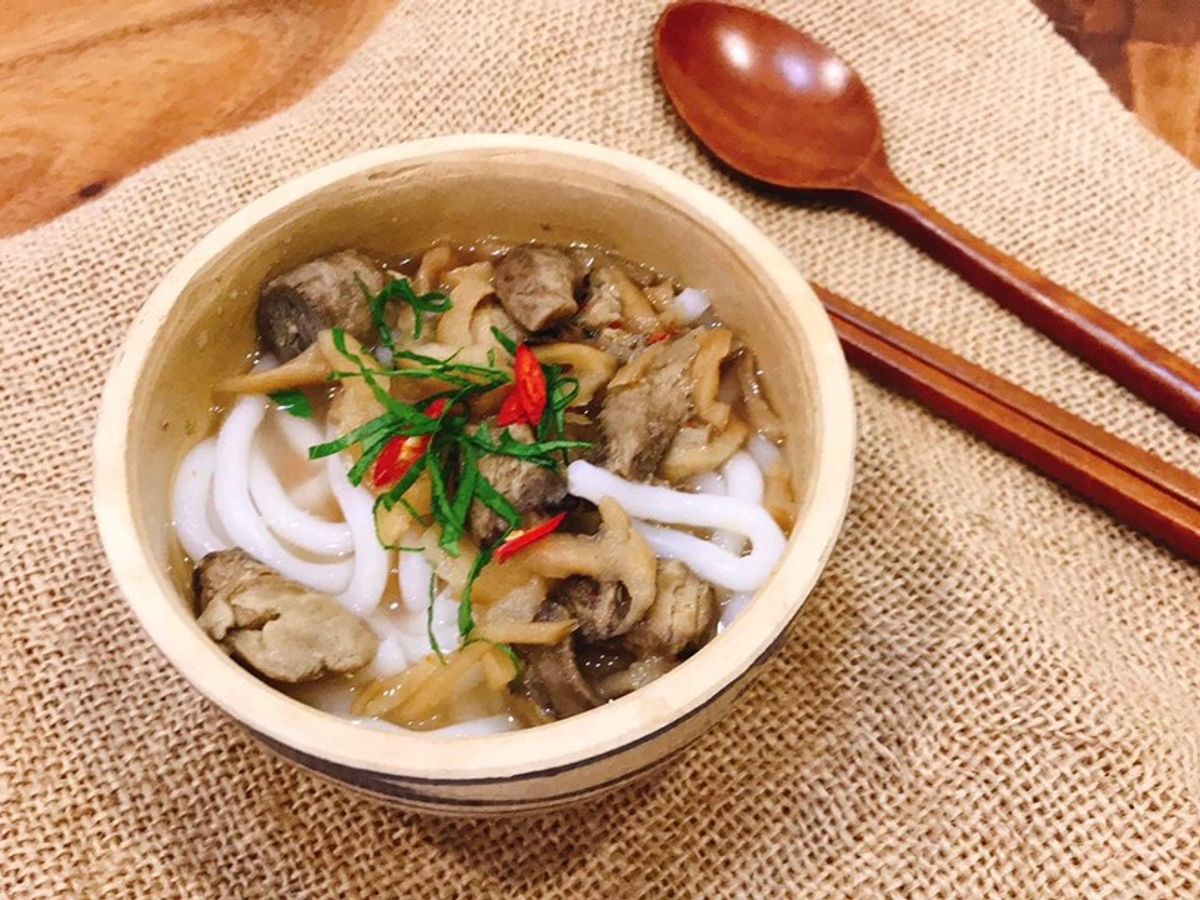 Bánh canh chân nấm củ cải khô