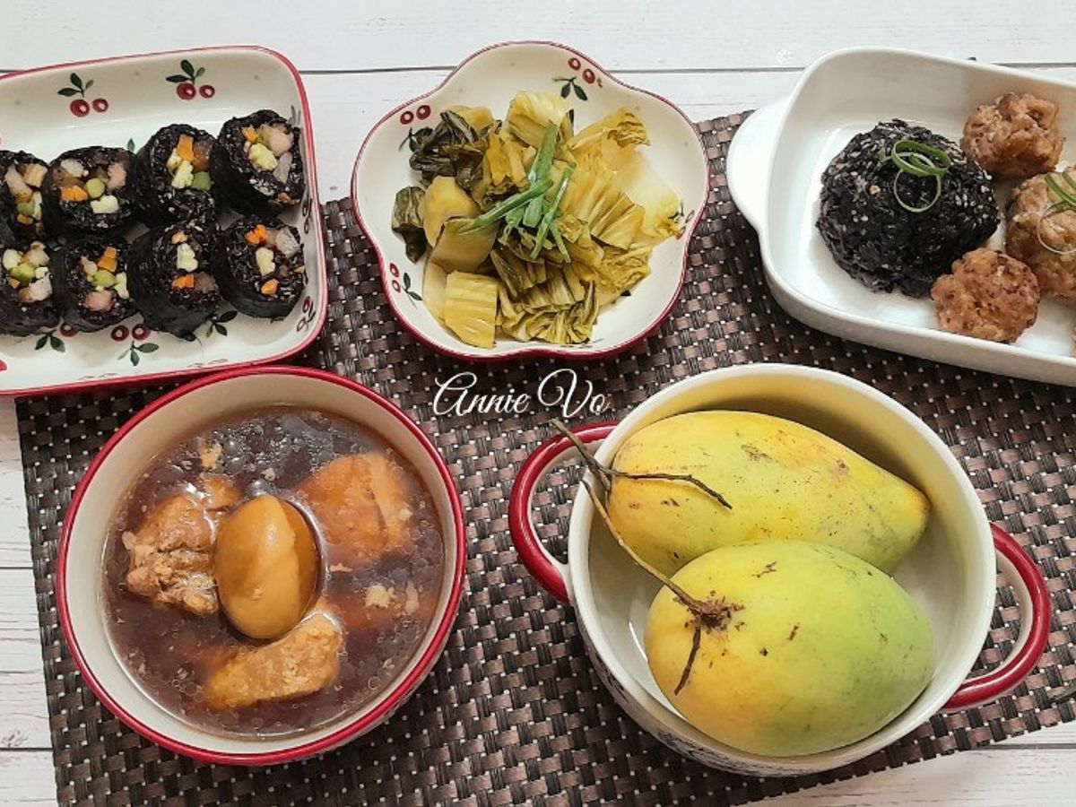 Mâm cơm với gạo lứt
