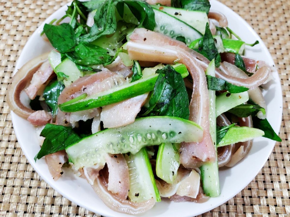 Tai heo trộn dưa leo, rau răm