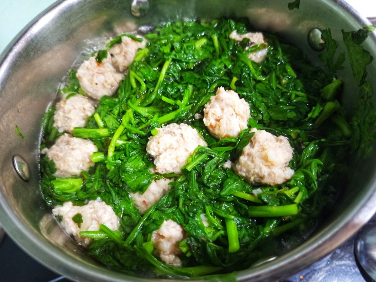 Canh rau tần ô nấu mọc tôm thịt