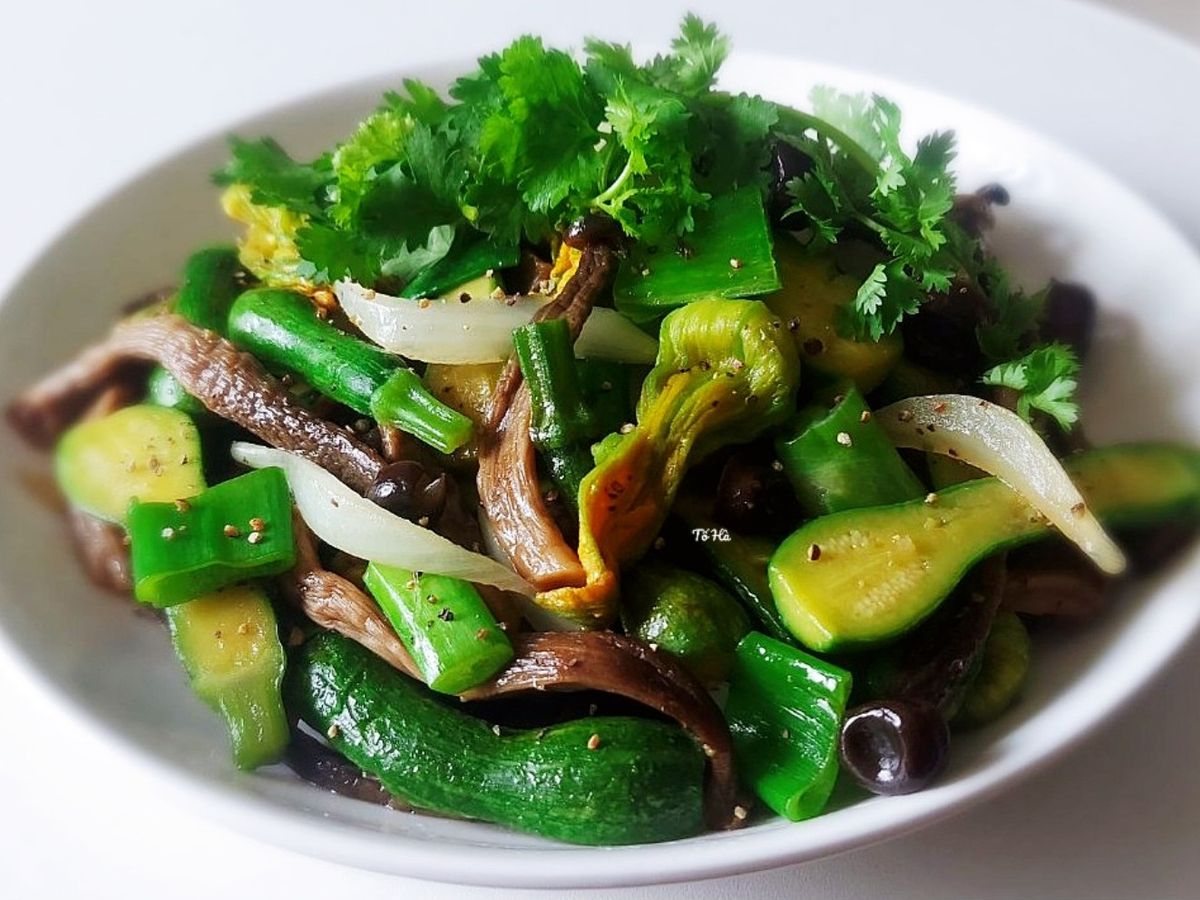 NẤM lộc nhung xào bí nụ