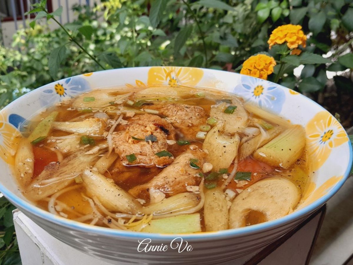 Canh chua chả cá chiên