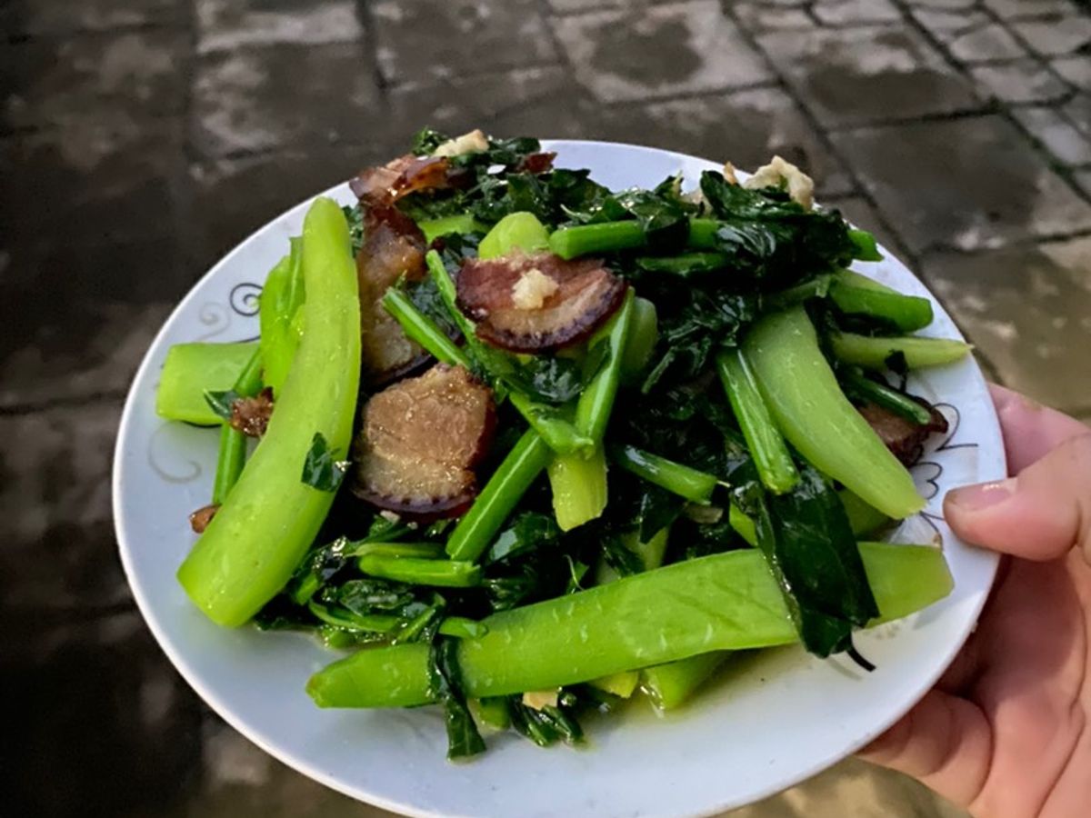 Ngồng cải xào thịt gác bếp