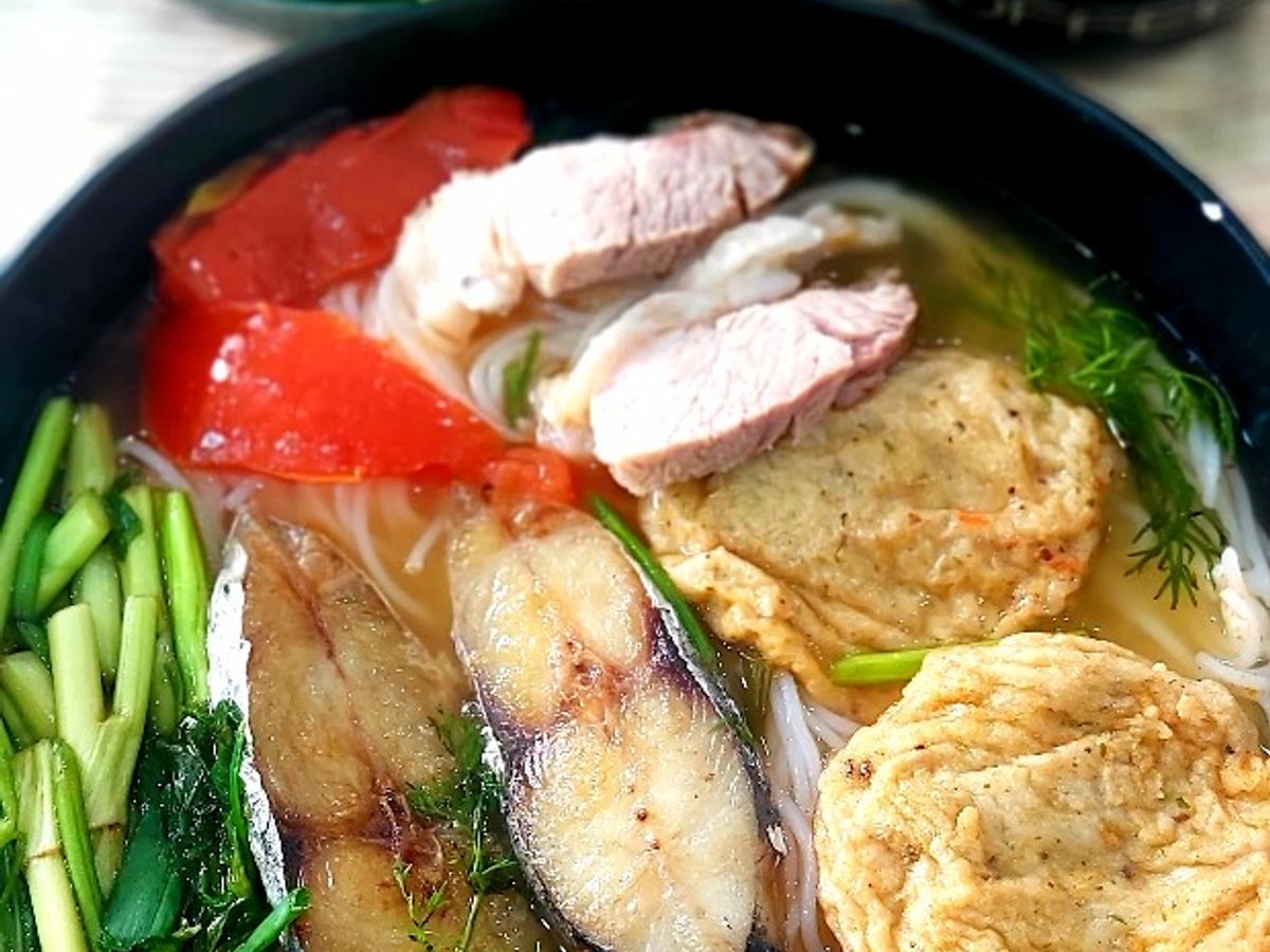 Bún cá full topping