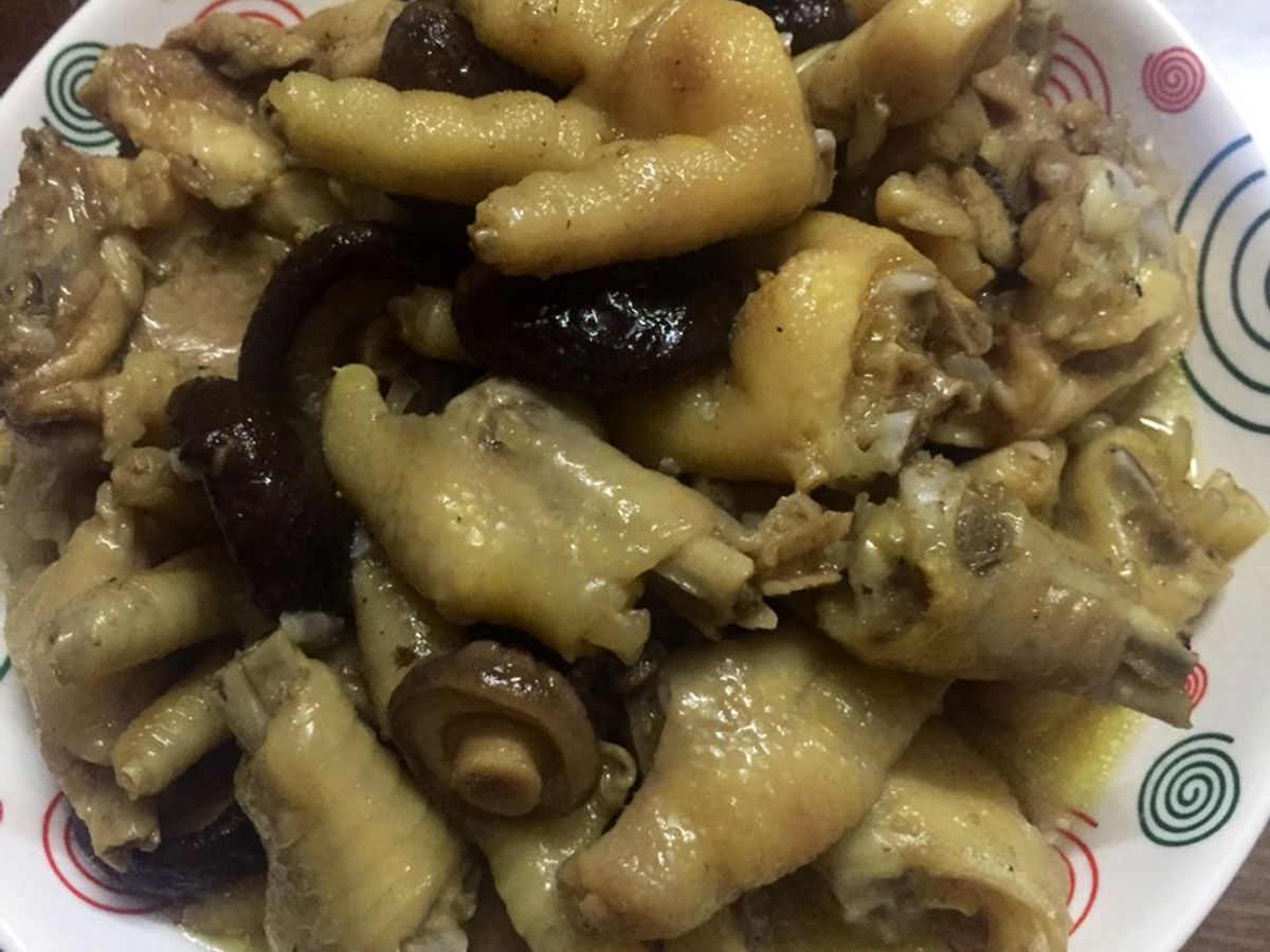 Chân gà tây nấu nấm hương