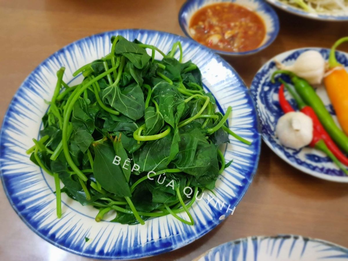 Ngọn rau lang luộc chấm mắm cá rò