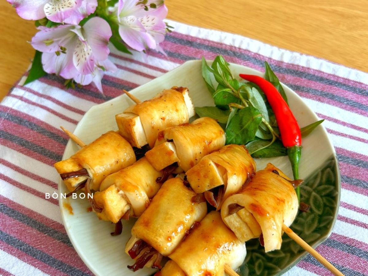 Nấm Đùi Gà Cuộn Sốt Nước Tương Chay