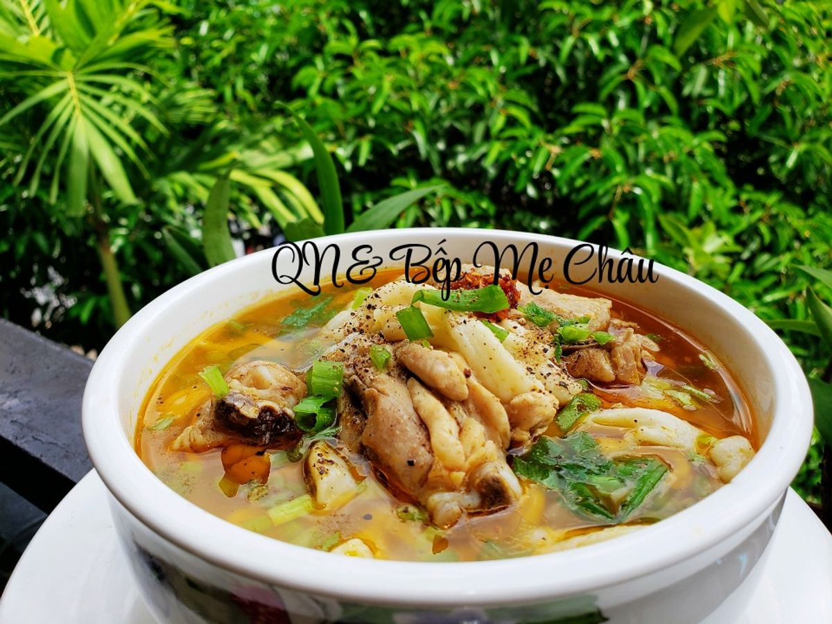 Bánh canh bột mì nấu thịt gà