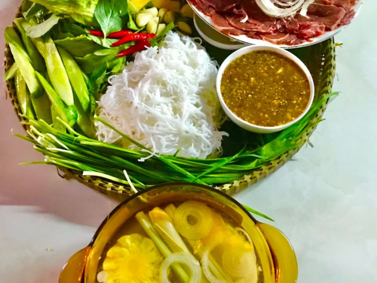 Bò nhúng dấm cuốn bánh tráng