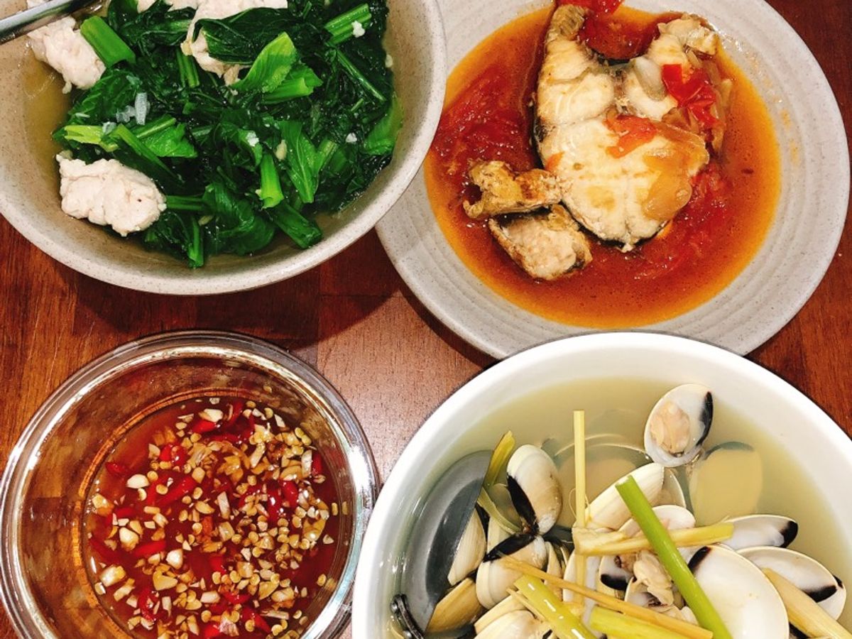 Cơm gia đình: Nghêu hấp xả, canh rau mọc và cá sốt cà