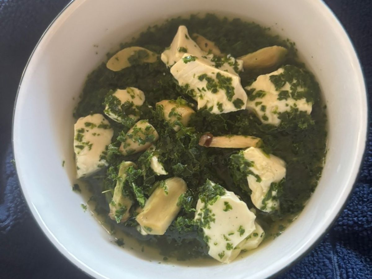 Canh Kale nấu nấm đậu non