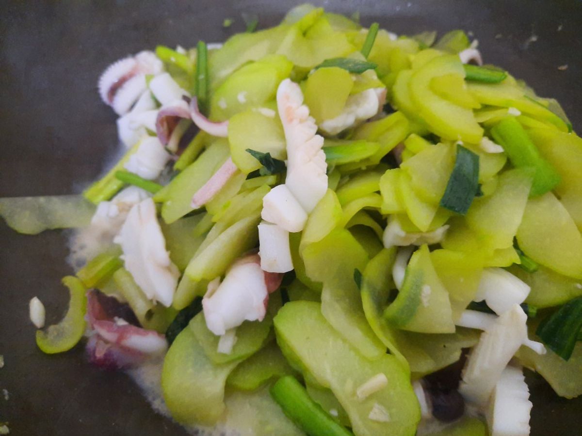 Mực mai (mực nang) xào su su