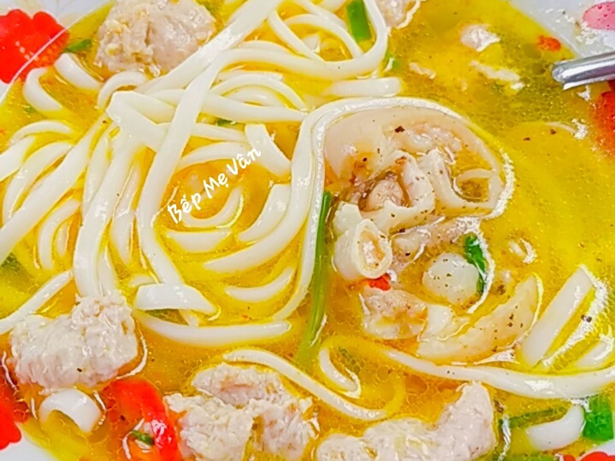 Bánh canh giò heo và giò sống