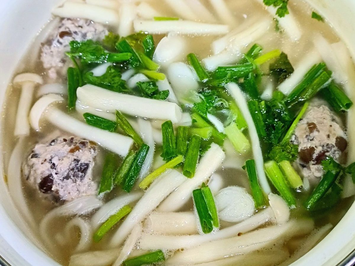 Bánh canh nấu nấm và mọc tôm