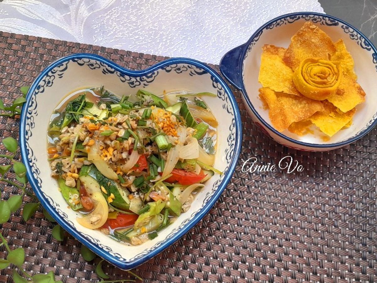Lá hoành thánh chiên kèm rau củ xào
