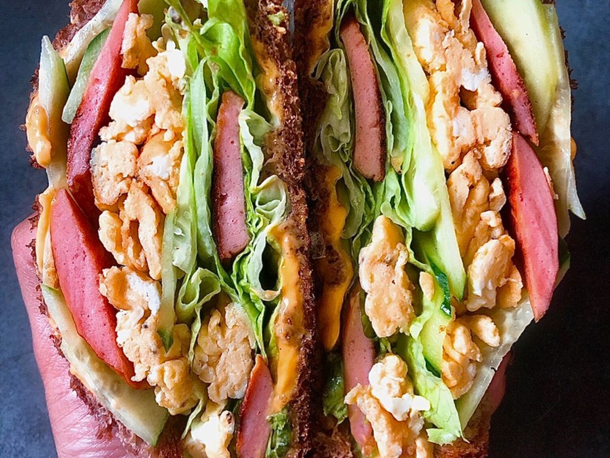 Bữa Sáng Nhanh Với Sandwich Trứng, Xúc Xích, Thịt Nguội