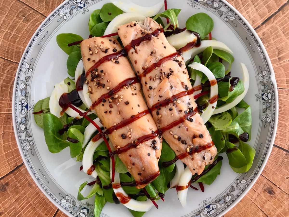 Salad Rau Xanh, Củ Hồi & Cá Nục Tẩm Tiêu Hạt Xông Khói
