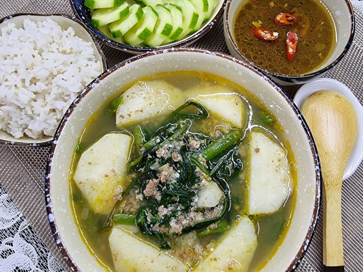 Canh cua đồng khoai từ rau muống