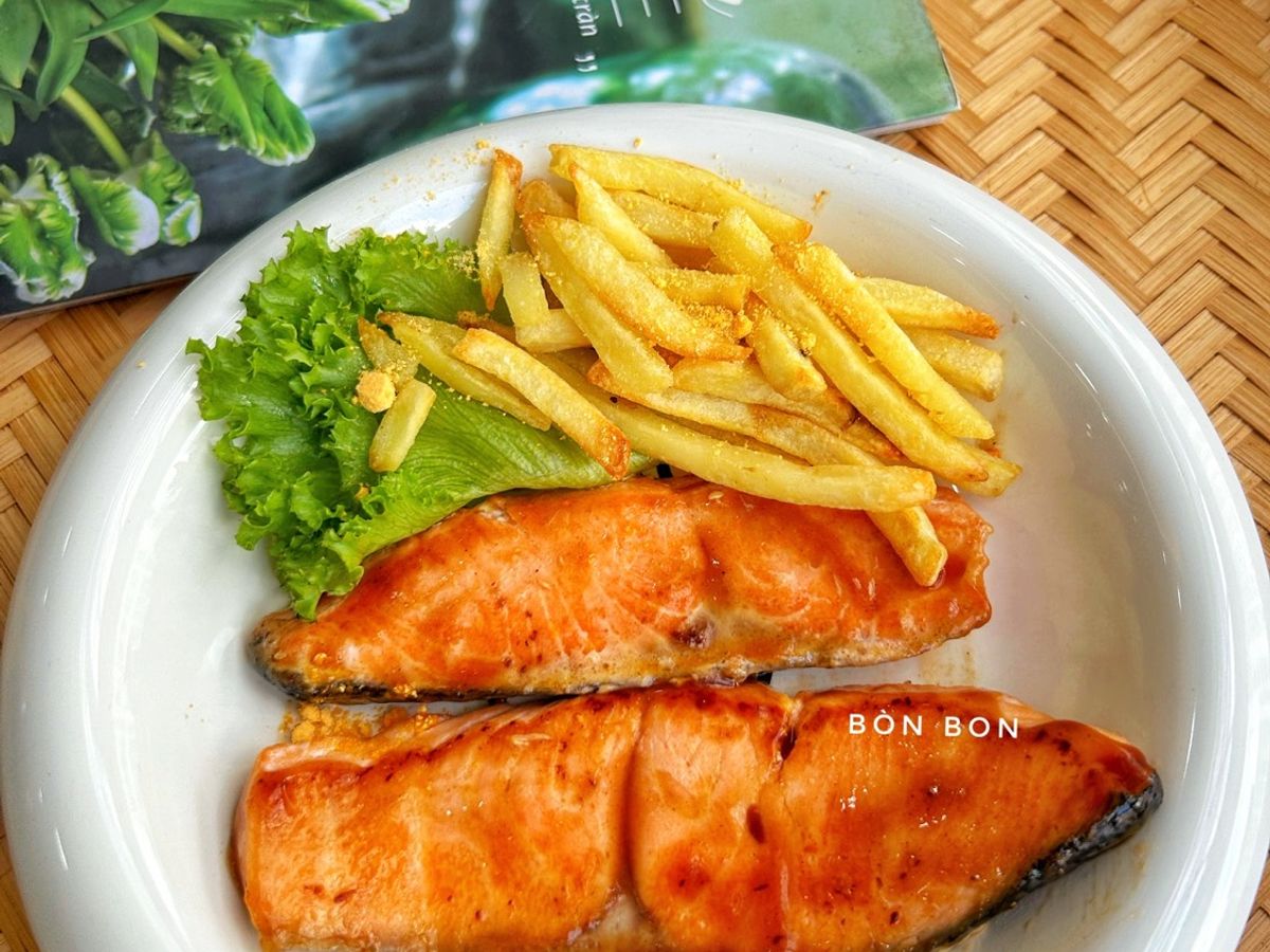 Steak Cá Hồi Áp Chảo - Khoai Tây Chiên