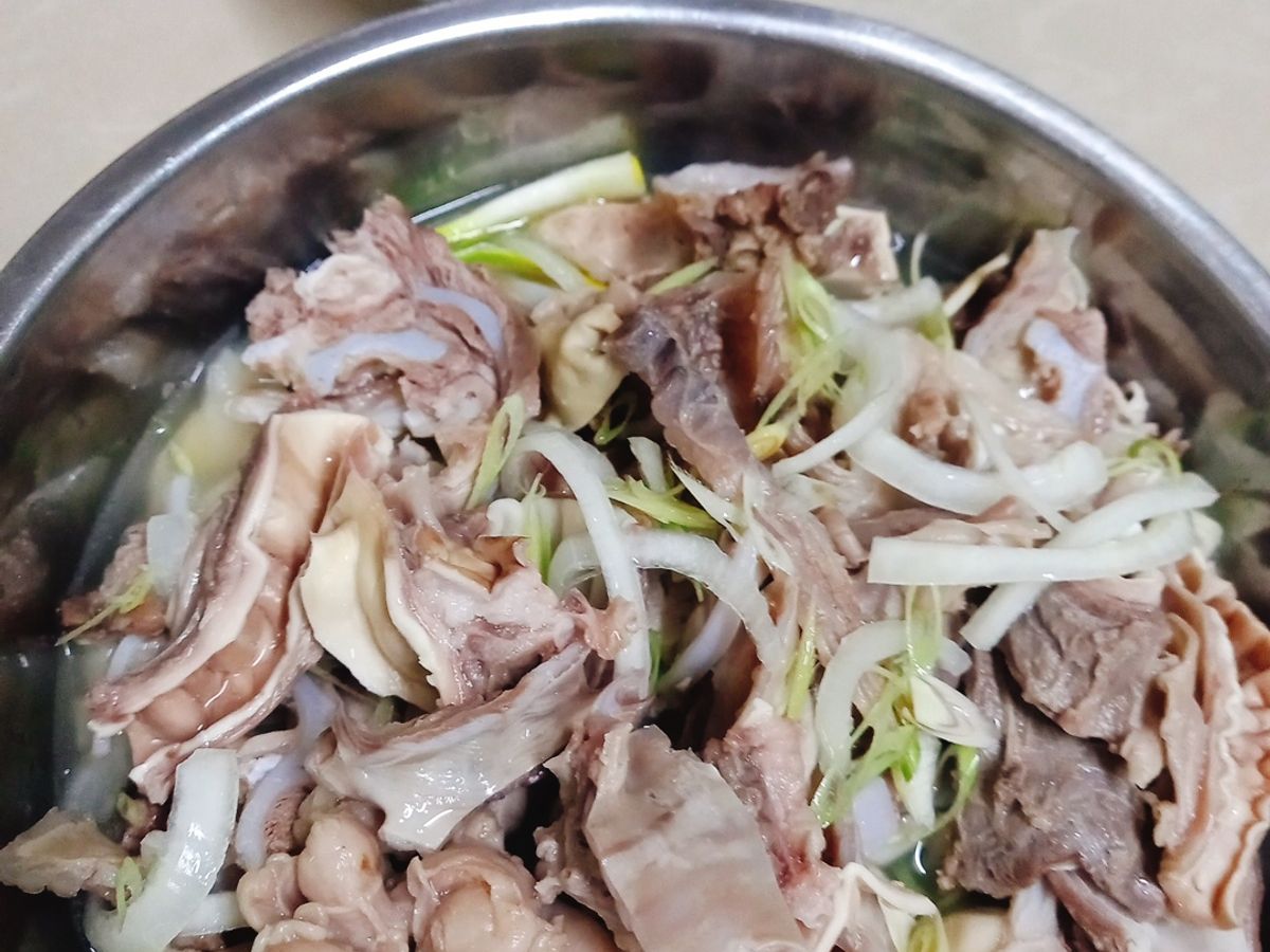 Cuống họng heo hấp sả